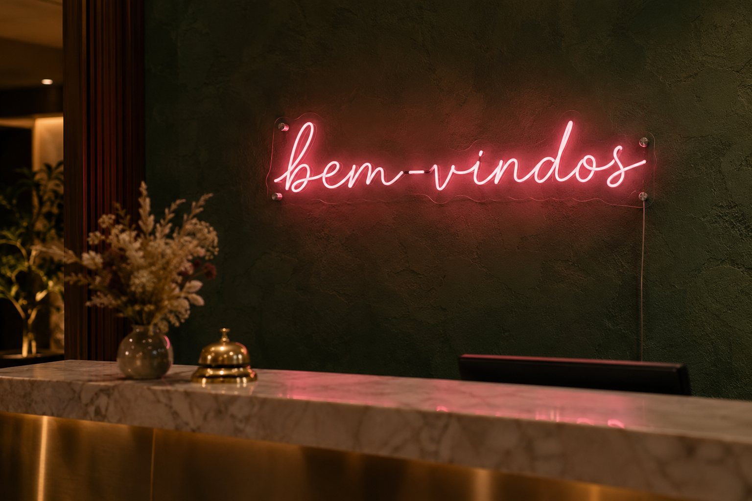 Néon cor-de-rosa bem-vindos na receção de um hotel